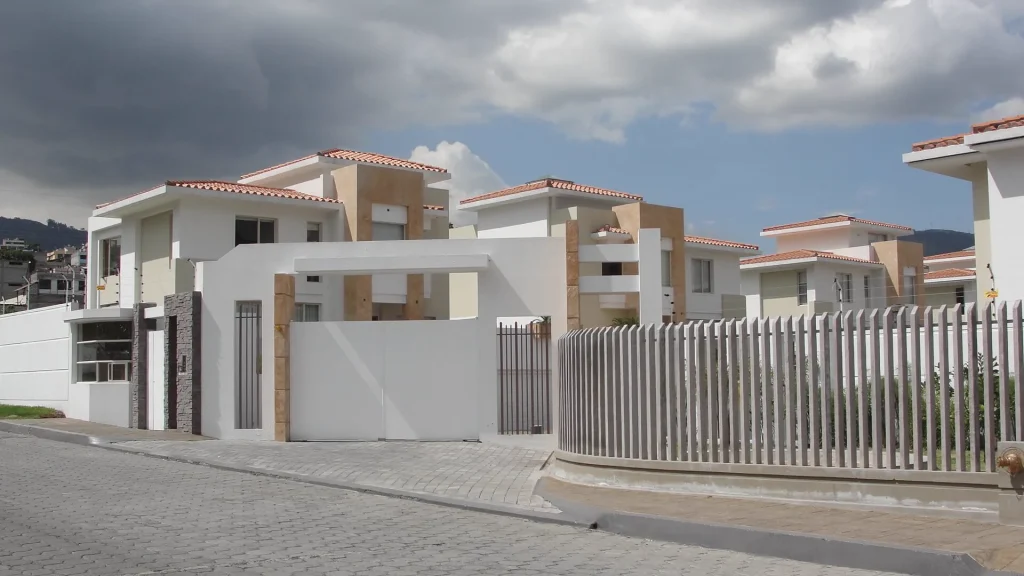 Planos arquitectónicos de proyecto residencial moderno en Quito