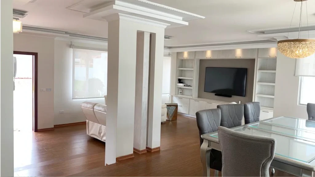Sala moderna remodelada por HideSinging que ilustra una reforma de interiores con acabados actuales.
