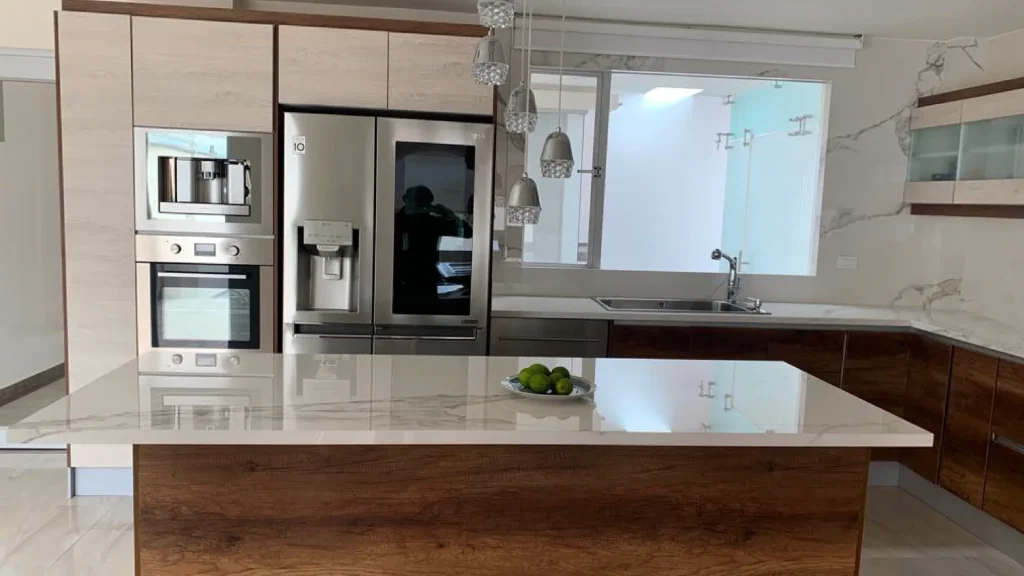 Diseño arquitectónico de interiores con distribución de espacio e iluminación natural en proyecto de HideSinging.
