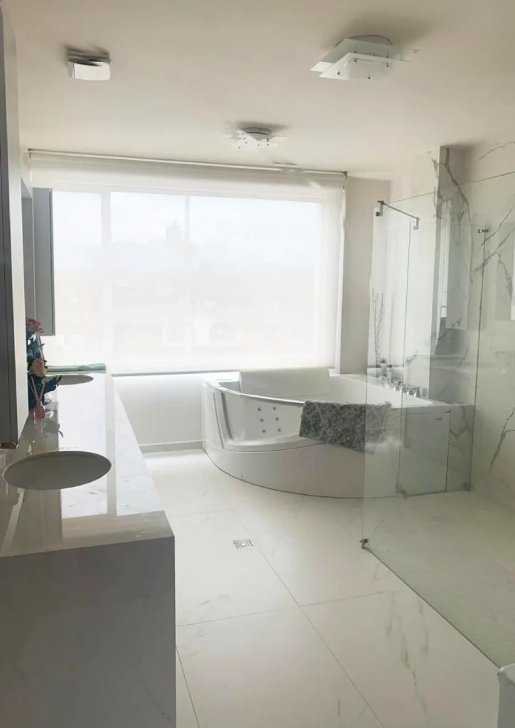 Ambiente decorado con mobiliario y acabados en proyecto de diseño y decoración de interiores de HideSinging.